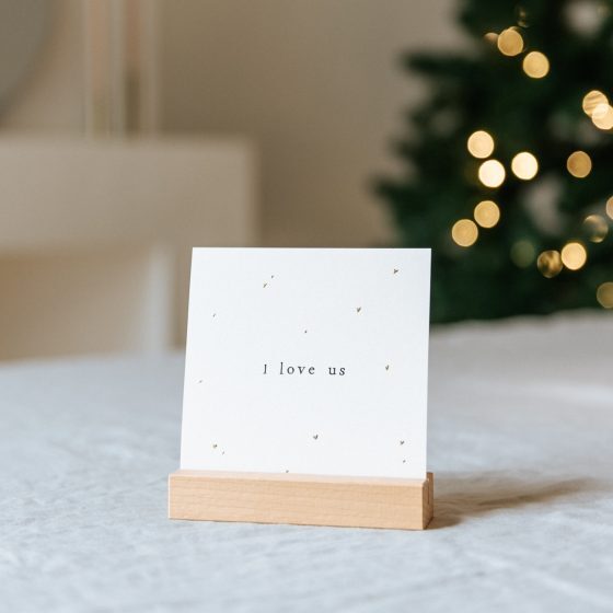 Houten kaartenhouder met kaart ‘i love us’, IKPAKJEIN